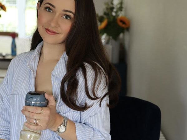 Madison using the Lola&Lykke electric breast pump for pumping