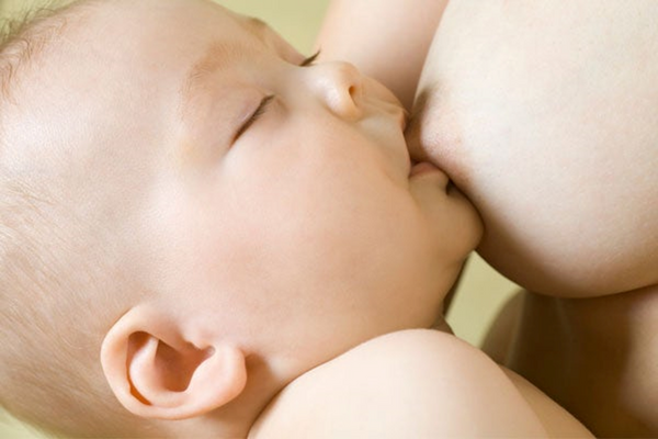 Vastasyntynyt vauva imee maitoa äidinsä rinnasta