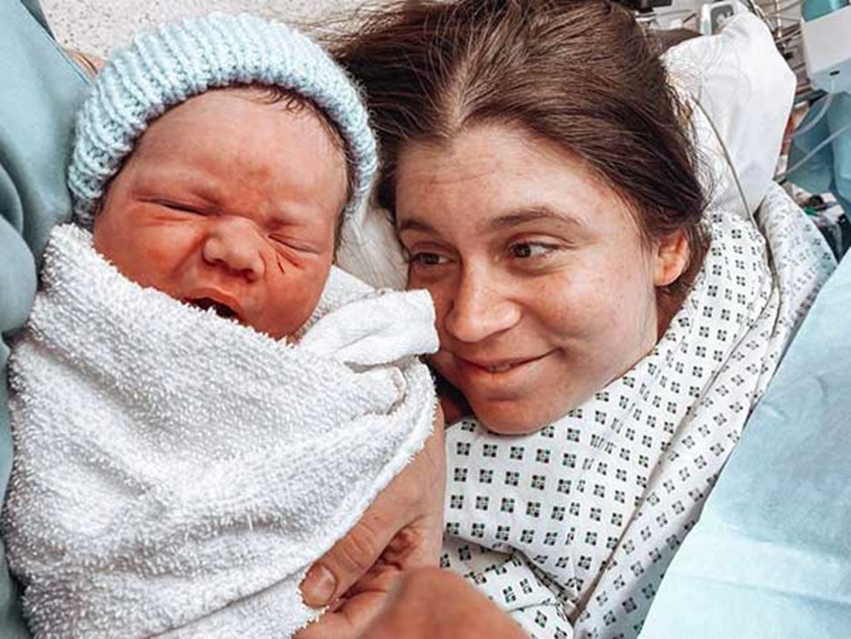 Katy makaa sairaalasängyssä vastasyntyneen vauvansa kanssa synnytyksen jälkeen