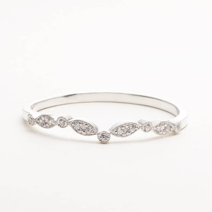 v-shaped-wedding-band-moissanite