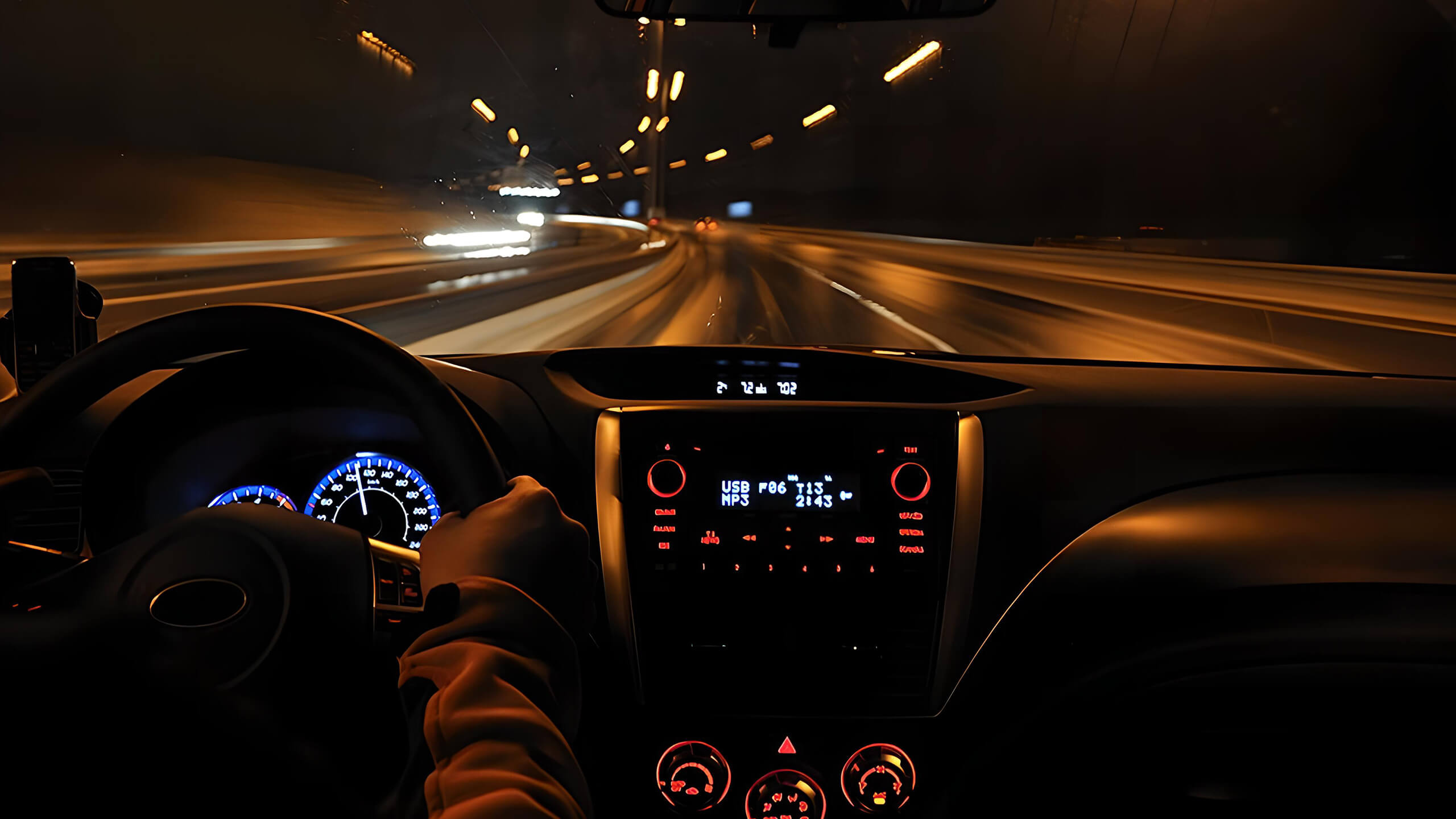 Автомобиль ночью на дороге. Ночная езда Вольво s60. Машина ночью. За рулем машины ночью. Вид из машины на дорогу.