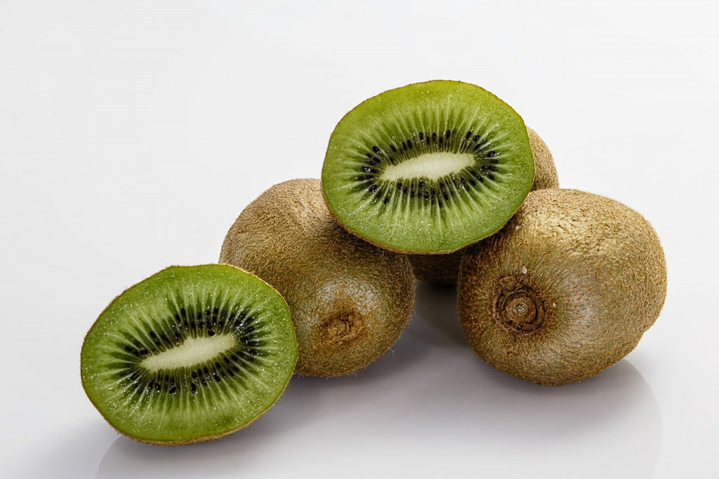 Le kiwi est un fruit riche en vitamine C et c'est cet ingrédient qui aide à lutter contre les allergies. Selon les scientifiques, la vitamine C aide à combattre les allergies en minimisant la quantité d'histamine dans le corps d'une personne. La vitamine C peut décomposer la structure moléculaire des histamines. Ainsi, en absorbant régulièrement de l'acide ascorbique, vous réduirez la quantité d'histamines dans votre sang, ce qui vous rendra moins sensible aux attaques allergiques. Une dose saine et régulière de vitamine C (500 à 1000 mg par jour, deux fois par jour) est bonne pour les personnes souffrant d'allergies saisonnières.