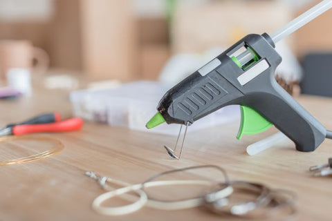 DIYers_Guide_To_Adhesives_Hot_Glue_Gun