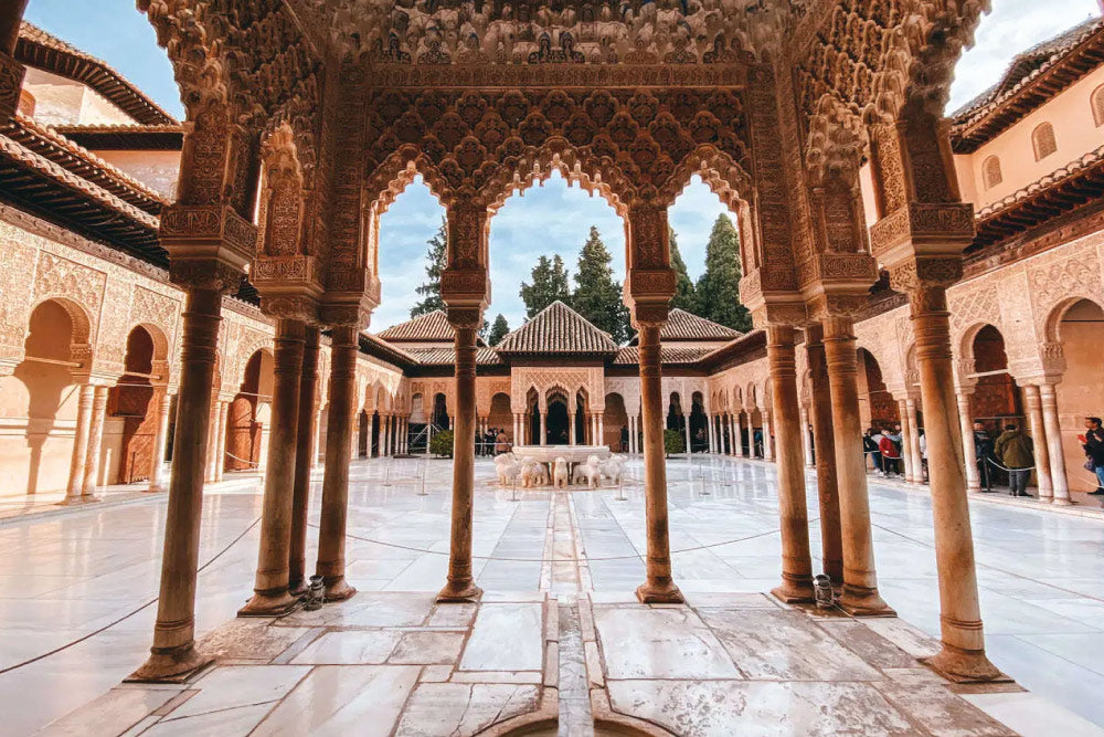 La Alhambra, Granada, Patio de Los Leones, Sierra Nevada