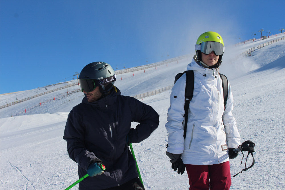 Una cordillera reflejada en el pasamontañas deportes de inviernocon gafas  de esquí