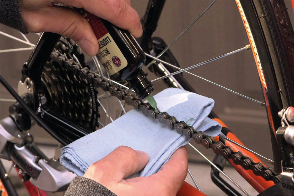 Engrasar bicicleta con paño