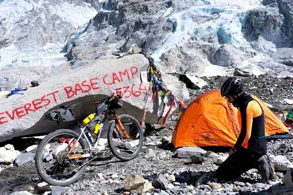 Omar Campamento base Everest - Una bicicleta y una cámara de video para llegar al campo base del Everest