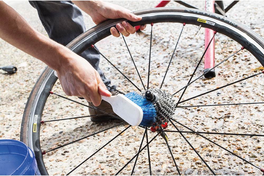 Limpiar cadena de bicicleta con cepillo