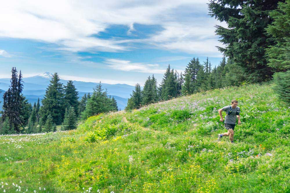 Entrena tu mente para correr- Hombre corriendo en montaña