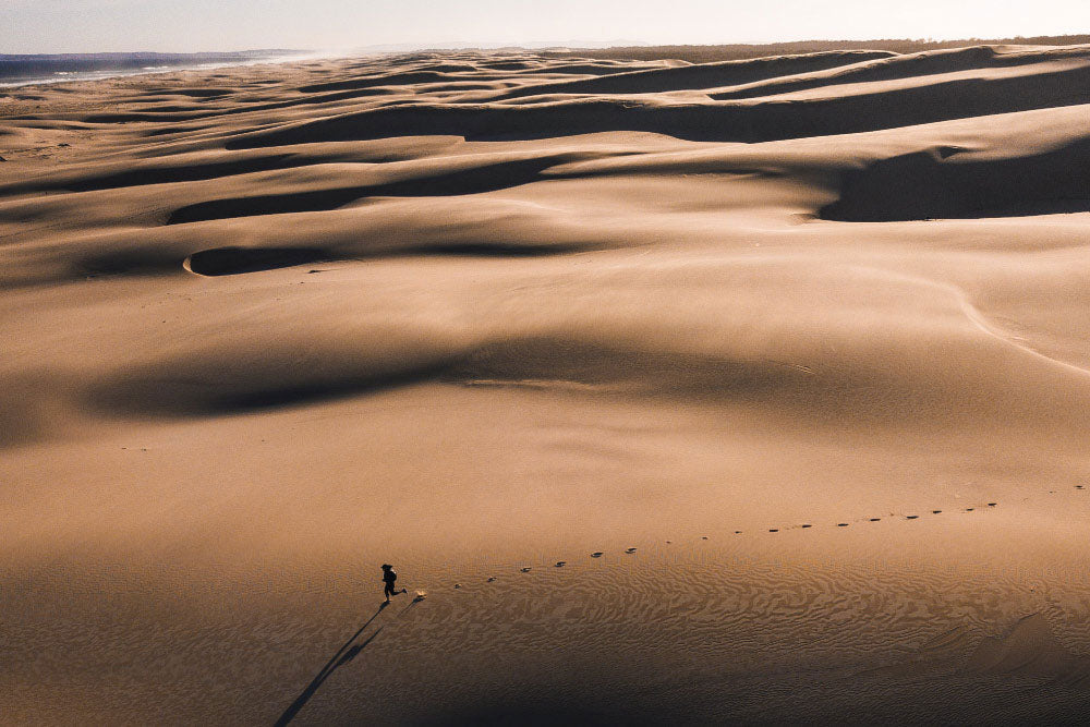 Entrena tu mente para correr- Hombre corriendo en el desierto 