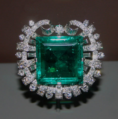 The Hooker Emerald Brooch on display in the Janet Annenberg Hooker Hall of Geology, Gems, and Minerals at the National Museum of Natural History - By dbking - Flickr 300_0016, CC BY 2.0, https://commons.wikimedia.org/w/index.php?curid=3244763