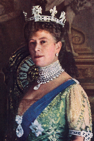 Queen Mary wearing Cullinans I and II as a brooch on her chest, III as a pendant on the Coronation Necklace, and IV in the base of her crown, below the Koh-i-Noor - By Unknown - https://www.flickr.com/photos/zigazou76/7693153238, Public Domain, https://commons.wikimedia.org/w/index.php?curid=61585261