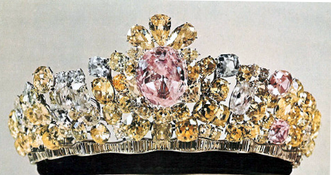 Tiara of Empress Farah Pahlavi - By ACM83 - Iranian Postcard printed in 1967, scanned from original, Public Domain, https://commons.wikimedia.org/w/index.php?curid=30189848