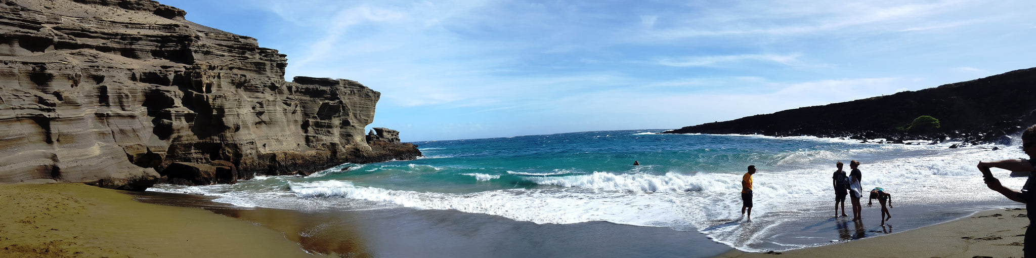 Panoramic view of the Papakōlea Beach as seen from the green sands on the beach. By Natarajanganesan - Own work, CC BY-SA 4.0, https://commons.wikimedia.org/w/index.php?curid=62220516