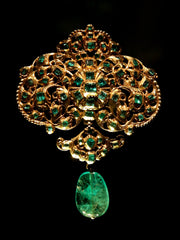 Spanish emerald and gold pendant at Victoria and Albert Museum - By Junho Jung from Seoul, South Korea - Flickr, CC BY-SA 3.0, https://commons.wikimedia.org/w/index.php?curid=8122208