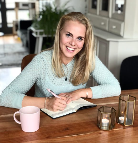 Woman taking time alone and writing in Vertellis Chapters