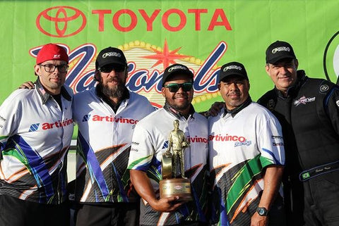 Frigo (à direita) e equipe com o cobiçado troféu Wally, o prêmio a quem venceu uma das disputadíssimas etapas do maior campeonato de arrancada do planeta