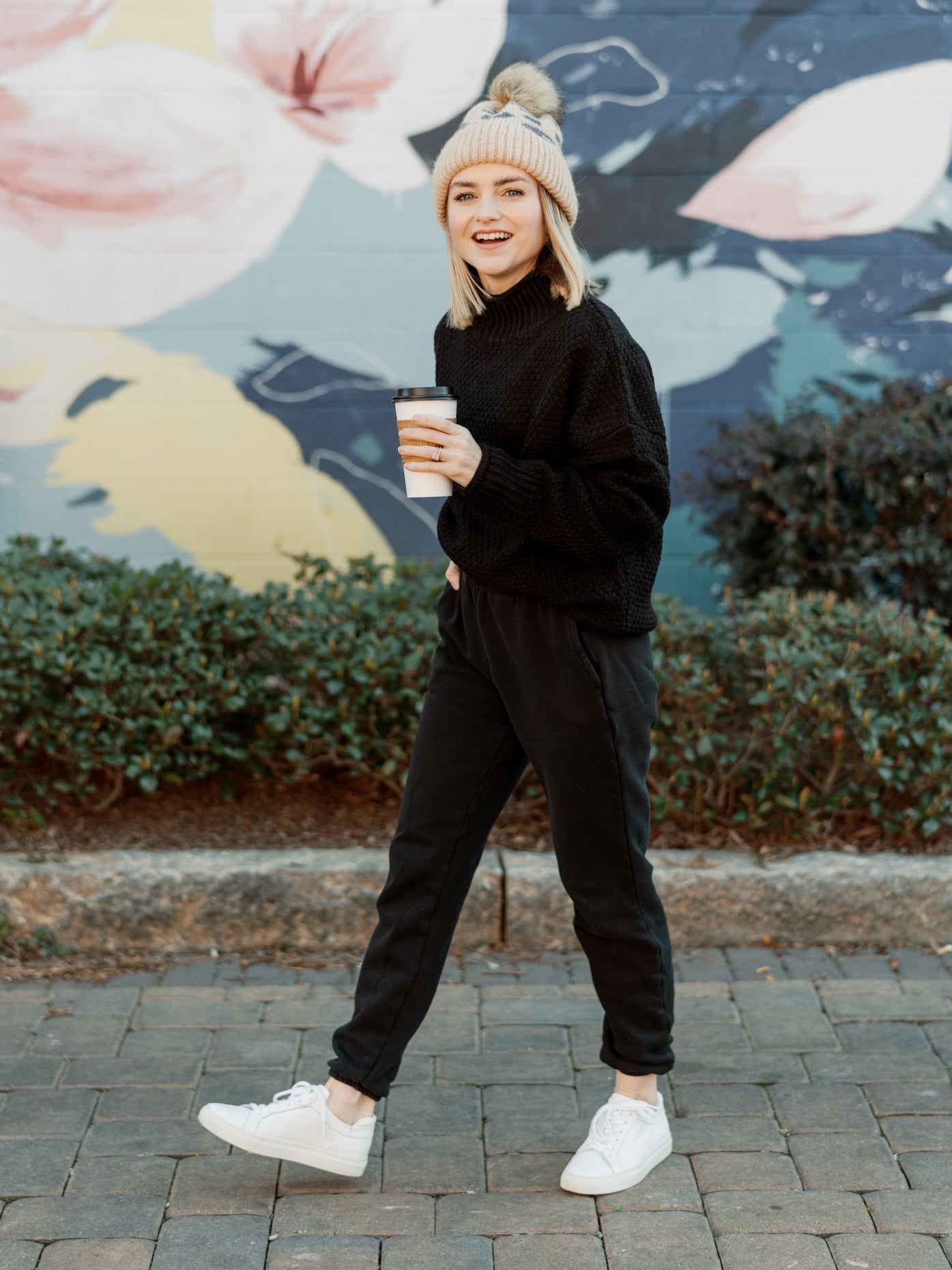 What To Wear With Black Sweatpants Girl? – solowomen
