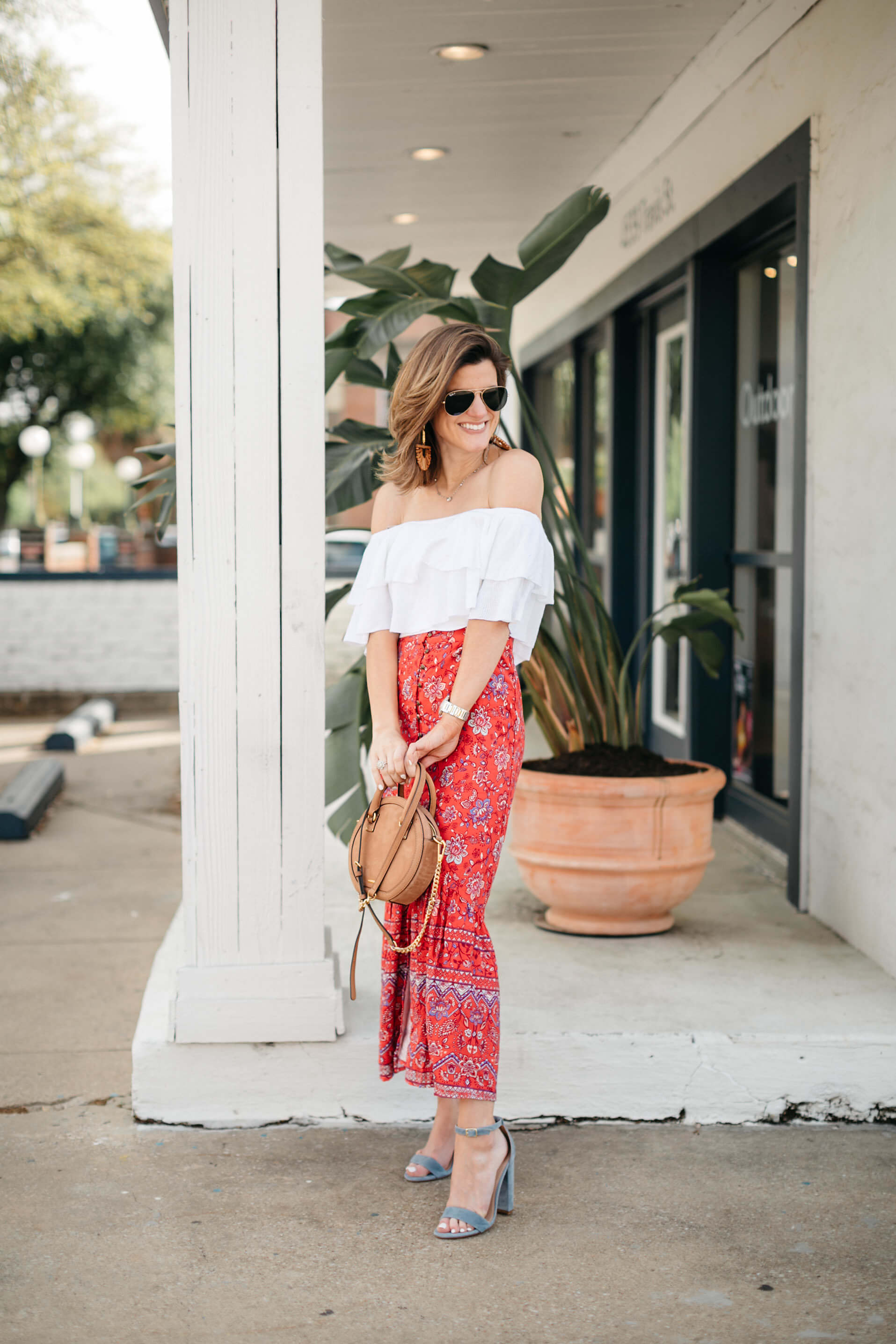 White Crop Top & Floral Midi Skirt OutFit: How To Choose Shapewear