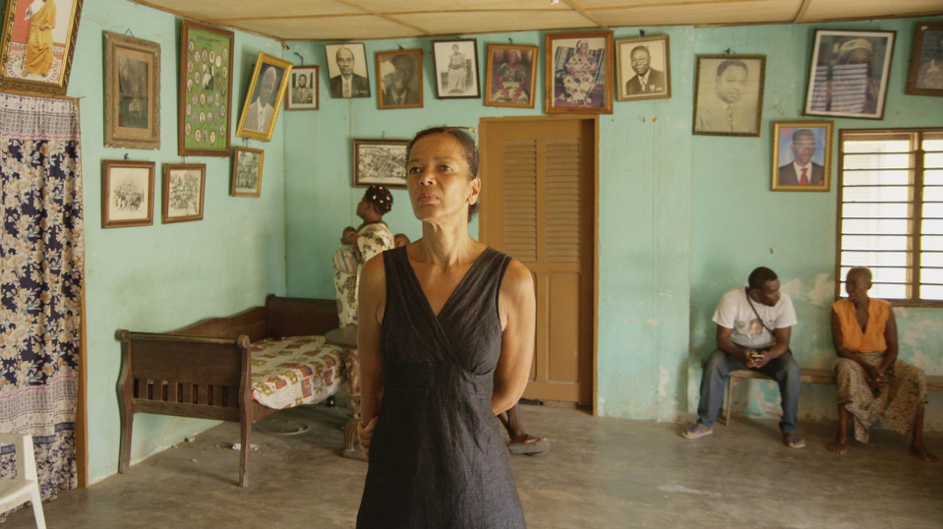 Ines Johnson-Spain dans la résidence familiale des Johnson à Lomé. Extrait du documentaire Becoming Black. 