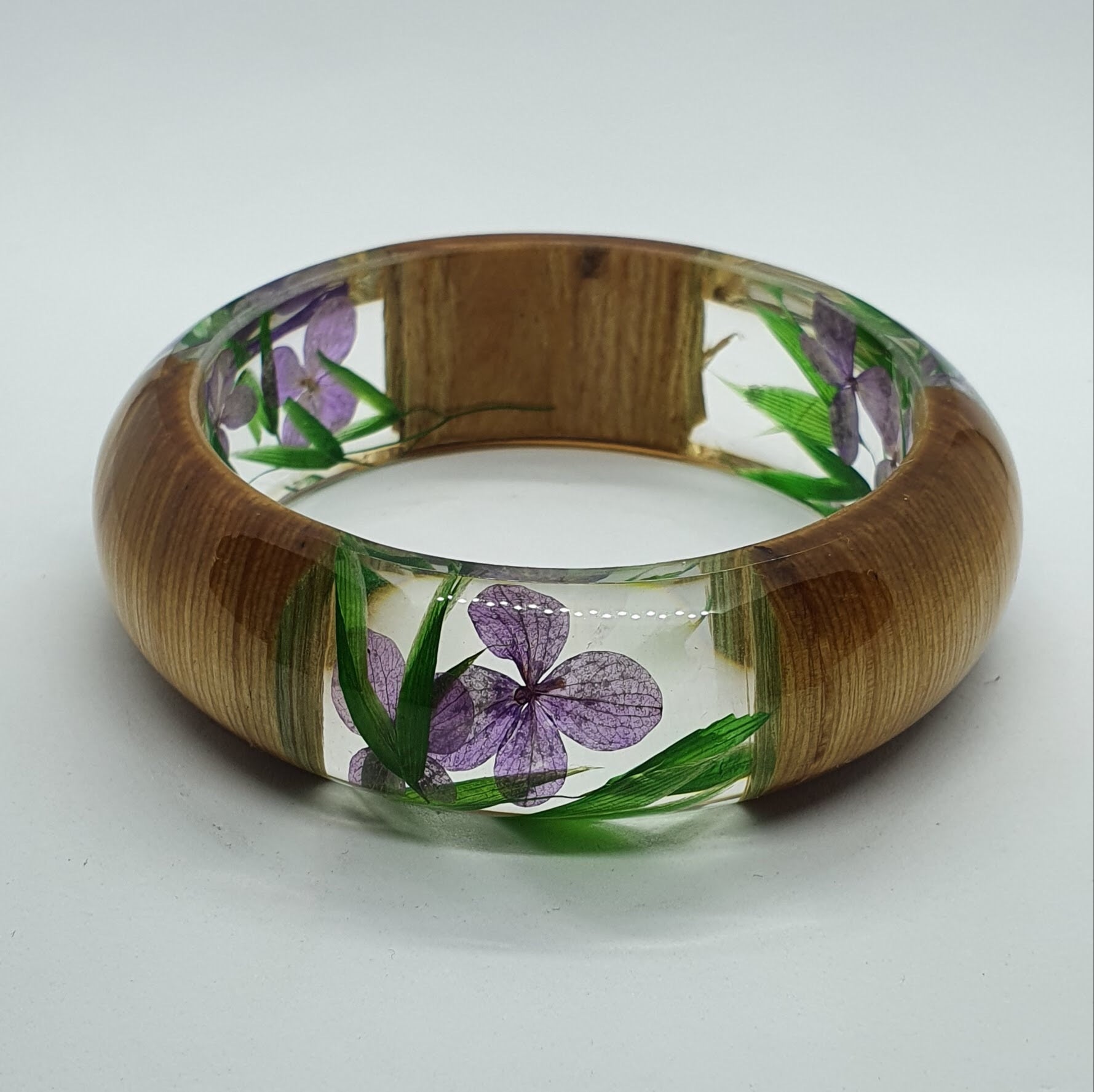 Pulsera tipo brazalete de madera y acrílico con flores moradas secas –  Stella Jewelry