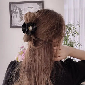 [SALE] Glossy Flower Hair Claw Clip with Pearl  – Elegant - K-Wonderland