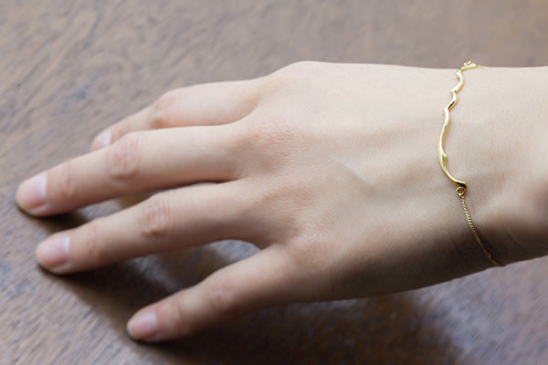 ileava jewelry Arabesque bracelet worn by Meghan Markle in Suite as Rachel Zane.
