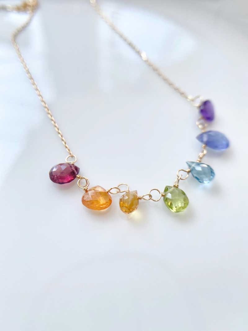 7色の天然石を使った虹のネックレス – ileava jewelry