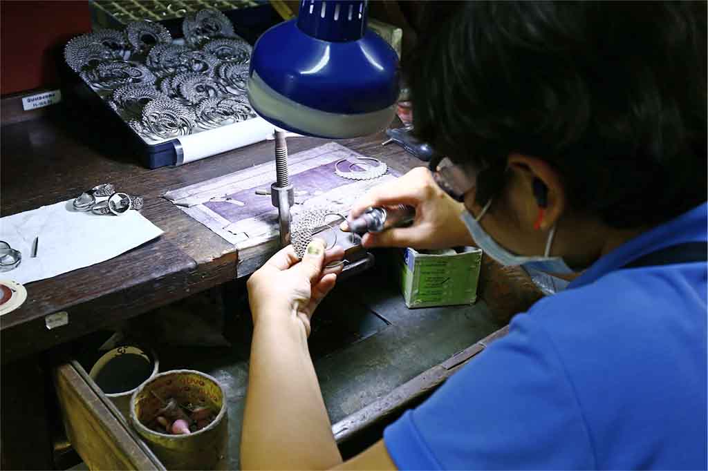 ethical jewelry manufacturing at the polishing stage.