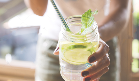 Agua de limón con pajita