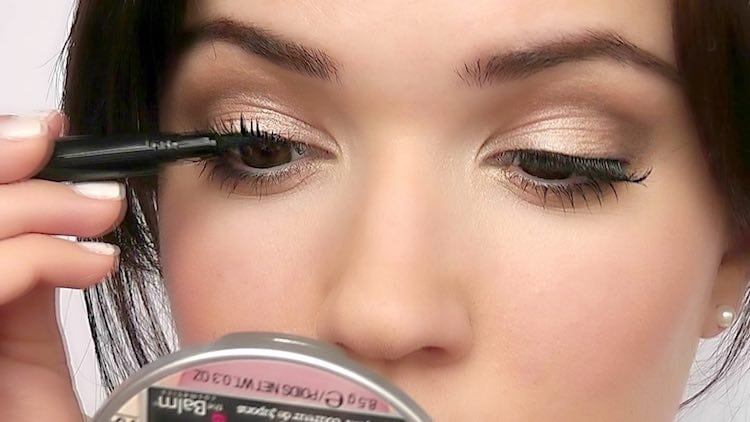 applying-lashes
