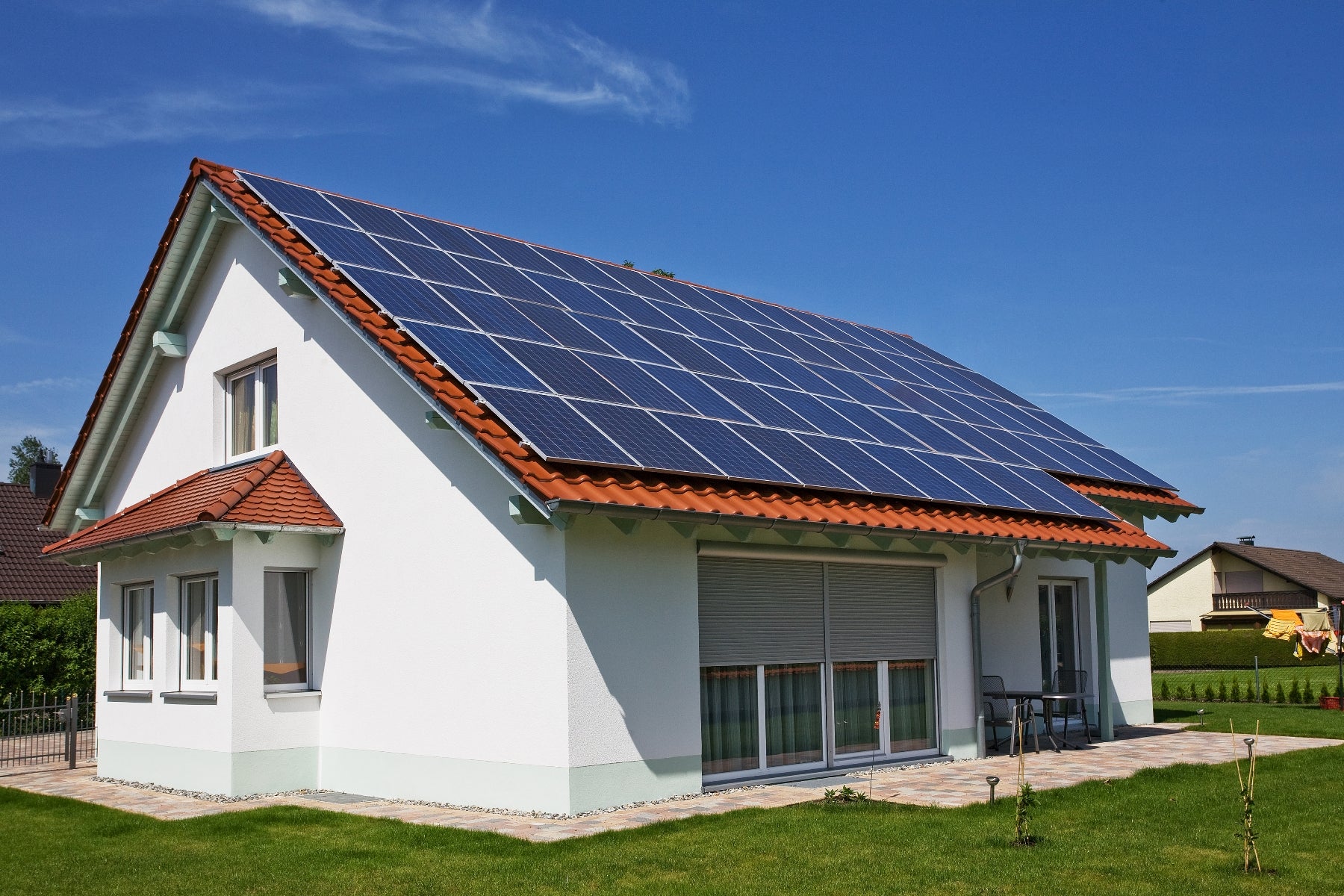Cómo saber cuántos paneles solares necesito para una casa?