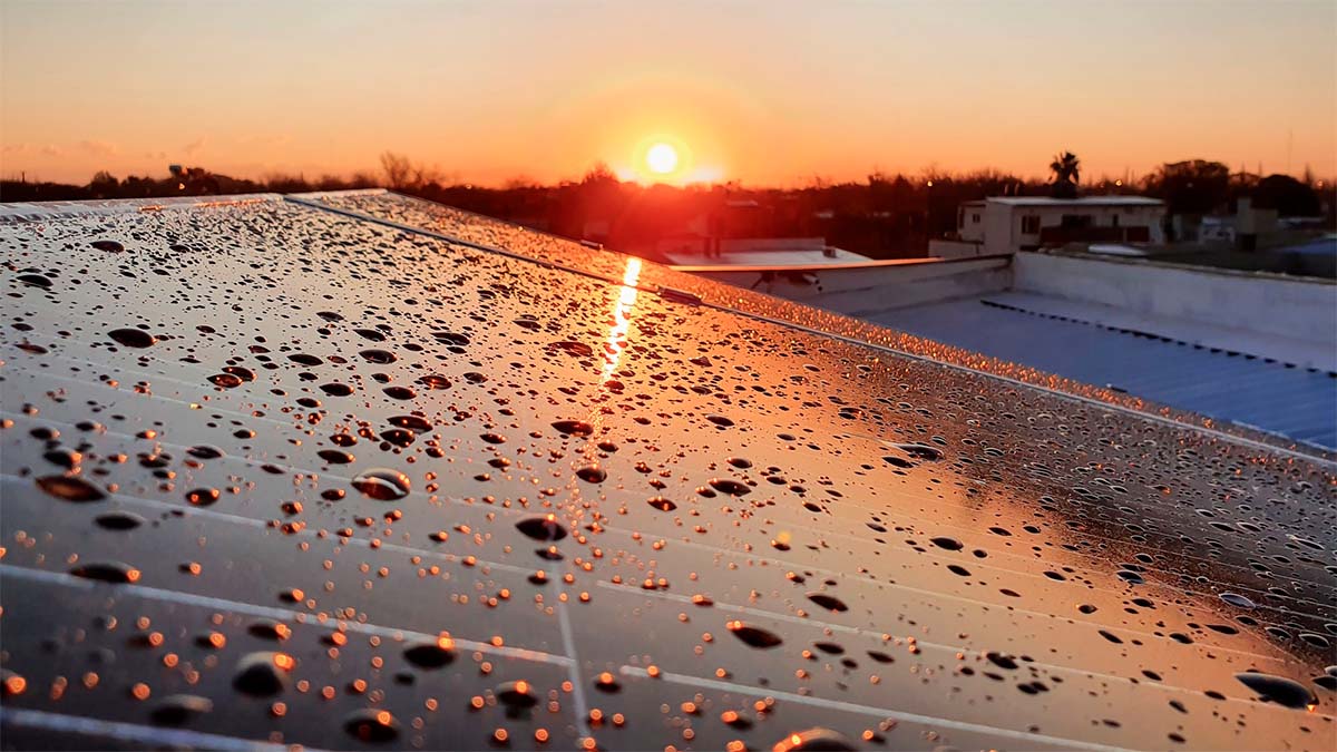 paneles solares en días de lluvia