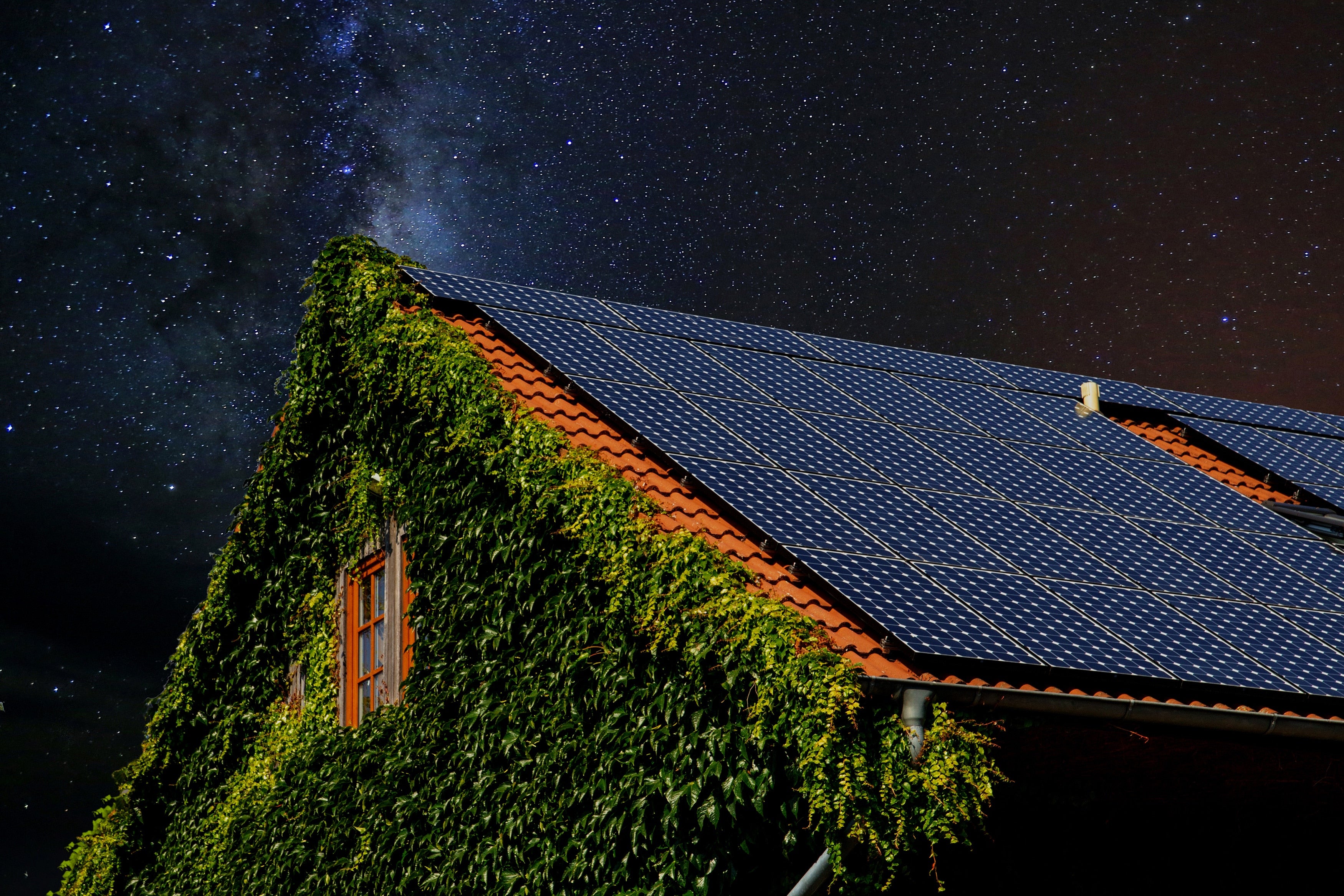 paneles solares en la noche