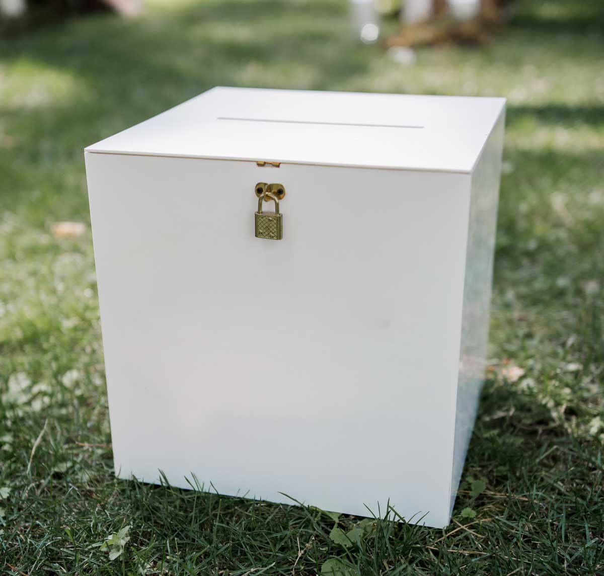 wishing-well-acrylic-box-white-on-grass.jpg__PID:b9489fa0-b052-4219-b0c0-c61fb0415f19