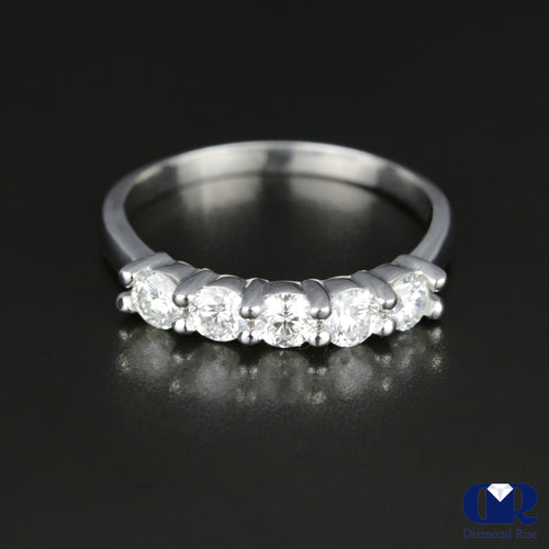 Women's Round Cut Diamond Sharing Prong Setting Wedding Anniversary Ring In Plantinum