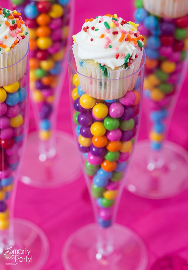 Mini cupcakes + candy filled cups = oh so cute serving idea! | Smarty Had A Party