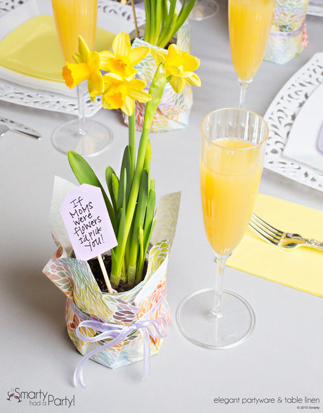 DIY Potted Daffodil Centerpieces for your Mother's Day Table that double as favors for mom to take home! | SmartyHadAParty.com