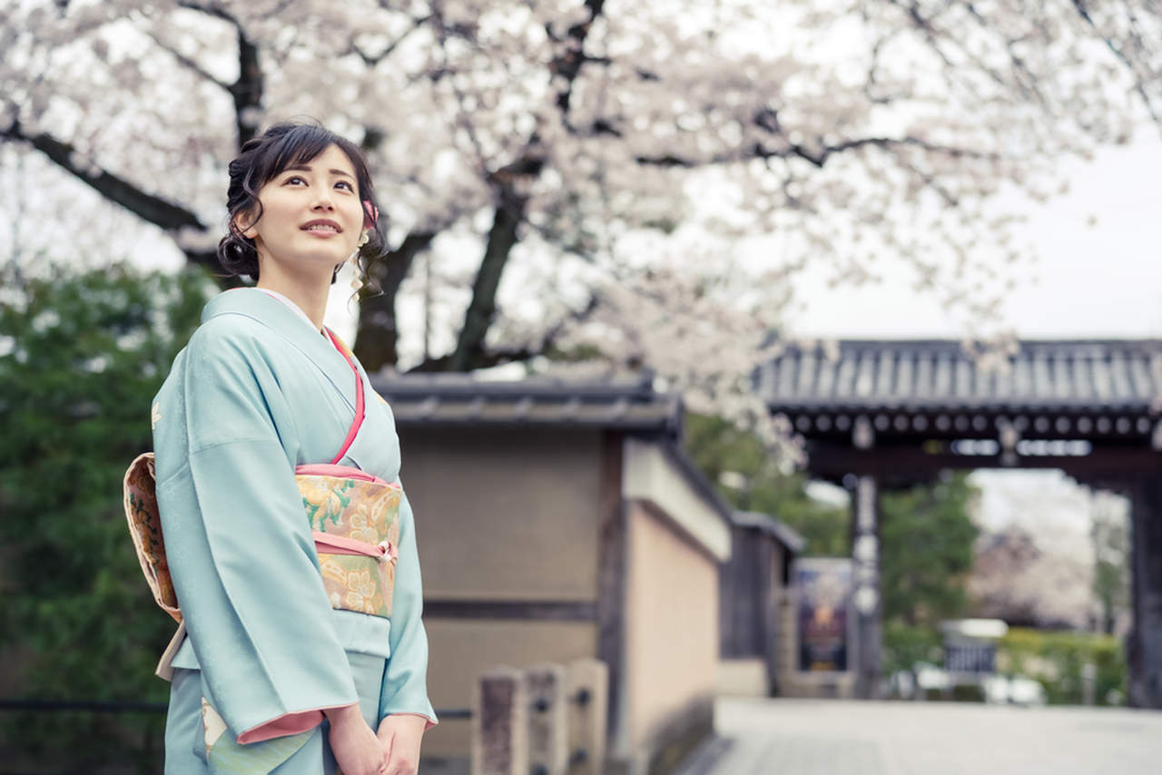woman wearing a turqouise kimono