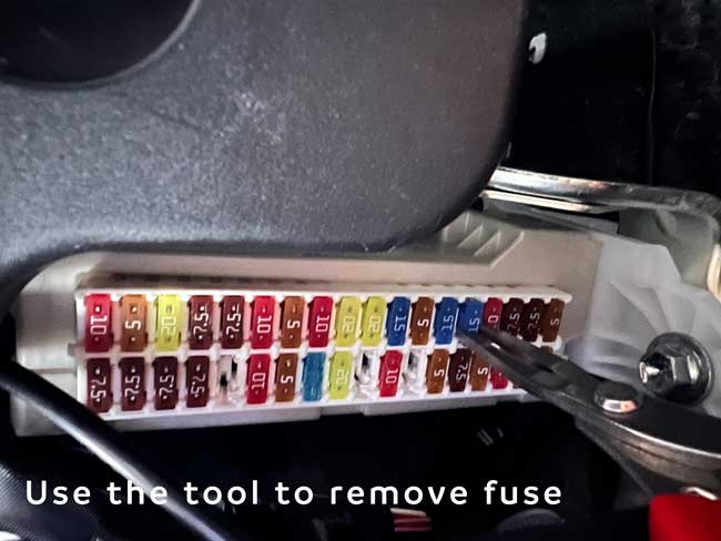remove_an_original_fuse_by_tool
