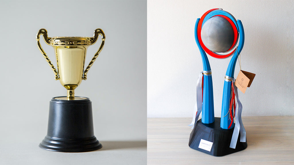 Comparación trofeo tradicional vs trofeo impreso en 3D con plástico reciclado