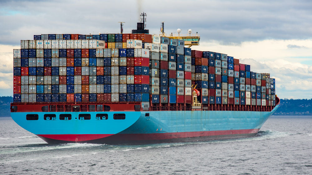 Barco intercontinental llevando containers
