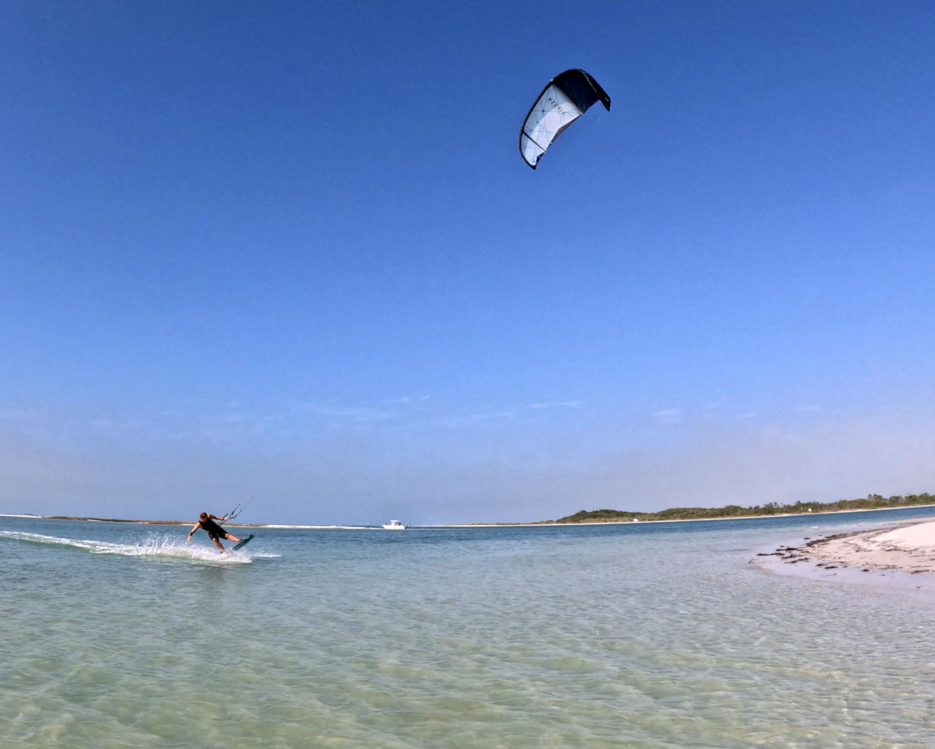 Beginner kitesurfing kites Florida .jpg__PID:c0b77cd8-8e9c-4d03-9a79-240ca7cc220b