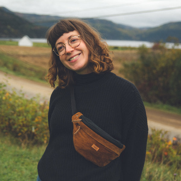 Marielle porte le sac banane terre de feu, souriante.