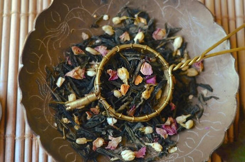 Kyoto: a sencha tea blend with yuzu, jasmine flowers, pink rose petals and orange peel.