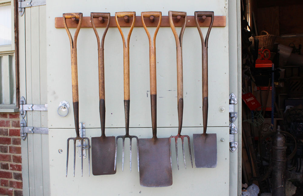 A Rack of 6 Vintage Spades and Forks – garden-artefacts