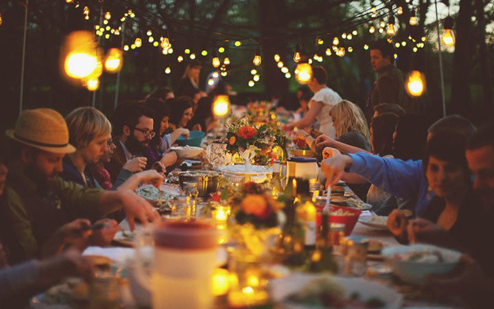 light decor for outdoor dinner party 