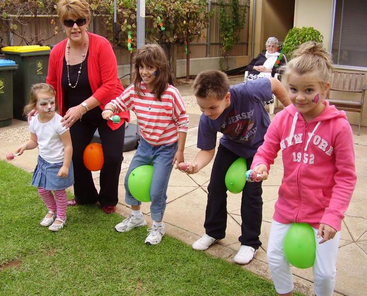 Halloween party games ideas pass the Balloons