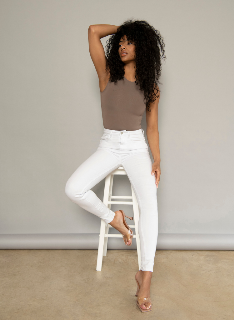 Model wears the White Lift & Shape Jeans.