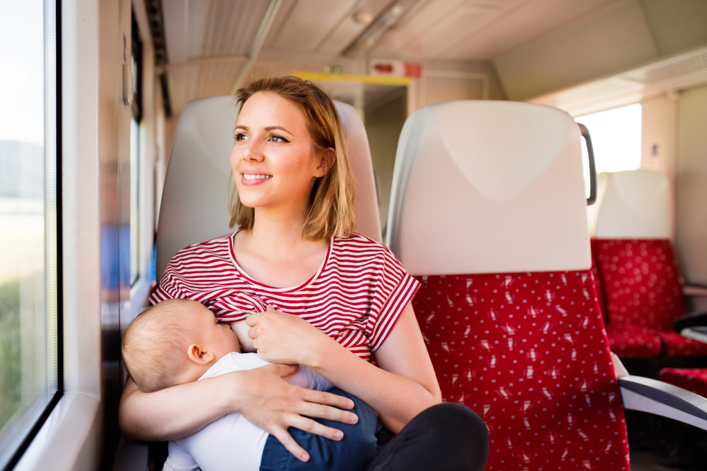 Мама с ребенком в поезде. Мать путешествует с младенцем. Мама с грудным ребенком в поезде. Женщина с детьми в поезде. 12 поезда мама